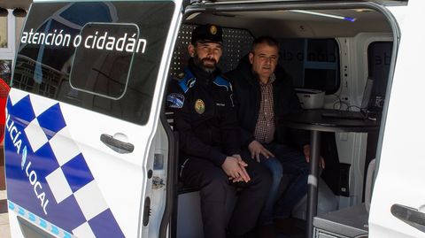 El inspector jefe de la Policía Local, José Manuel Estévez, y el alcalde, Amador Díaz Penín, presentaron la nueva oficina móvil de atención ciudadana de Xinzo de Limia.