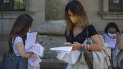 Unos estudiantes repasan sus apuntes