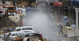 Los bomberos crearon cortinas de agua para disolver el gas. 