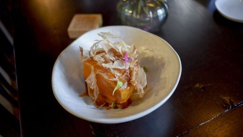 Bonito de Burela con marmitako y katsuobushi