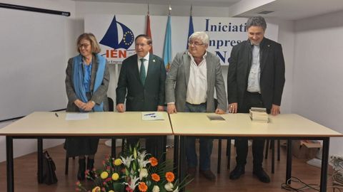 Julia Diaz, presidenta del Club de Prensa; Manuel P�rez, presidente de IEN por Europa; el escritor y periodista Ram�n Loureiro; y el obispo de Mondo�edo-Ferrol, Fernando Garc�a Cadi�anos.