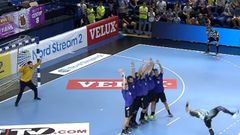La imposible maniobra de un jugador de balonmano gijon�s
