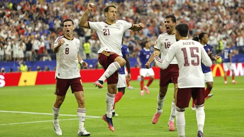 Los jugadores de Espa�a celebran el gol de Oyarzabal ante Francia.