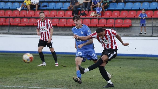 Iker Punzano presiona al keniata Athuman en el partido de la Copa Federaci&oacute;n contra los zamoranos en O Couto