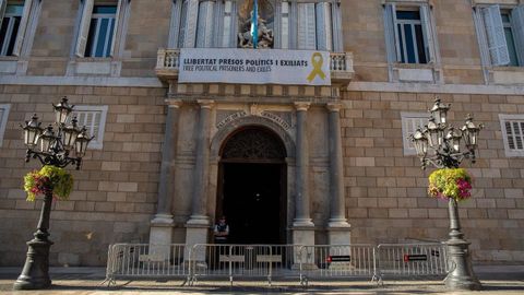Pancarta con el lazo amarillo y reclamando la libertad de los  presos pol�ticos  en el palau de la Generalitat