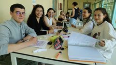 Alumnos estudiando en la biblioteca para el examen de la ABAU en la facultad de Belas Artes, en Pontevedra
