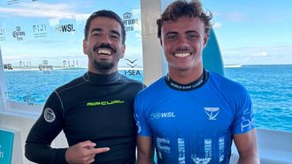 David Torres con Teo Degei, surfista al que entren�, en Fiyi.