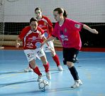 Charo, capitana rojilla, presionando a una jugadora del Leis.