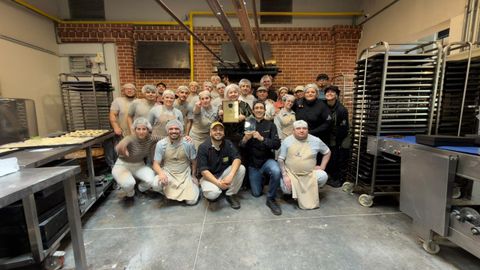 Los trabajadores muestran los premios recibidos.