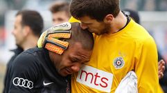 Everton Luiz se retira llorando de un partido tras recibir insultos racistas