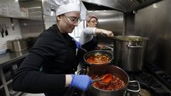 Clara Pardi�o, en imagen de archivo previa al coronavirus en la cocina de Como na Casa