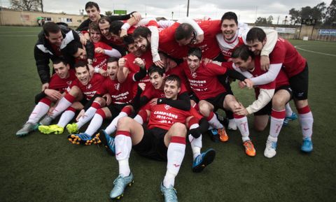La plantilla y tcnicos del Silleda celebraron por todo lo alto el domingo el ascenso. 