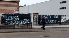 Pancartas a la entrada de la empresa Tuinsa en el pol�gono de Somonte