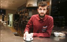 Javier, uno de los socios de la cafeter�a Bah�a, en el mostrador del establecimiento pont�s. 