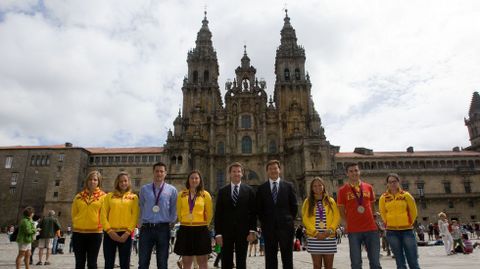 Feijo y Lete Lasa (director xeral para o Deporte), posando con los medallistas ol�mpicos gallegos de Londres 2012 en pleno Obradoiro. 