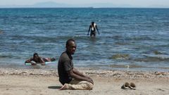 Uno de los migrantes magreb�es que llegaron a Ceuta rezando en la playa de la ciudad aut�noma