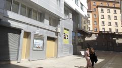 Acceso al asador Gavia, del hotel Almirante, bloqueado mediante la colocaci�n de paneles de madera.