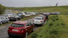 Veh�culos aparcados en fincas de los alrededores del aeropuerto de Lavacolla el pasado mes de abril
