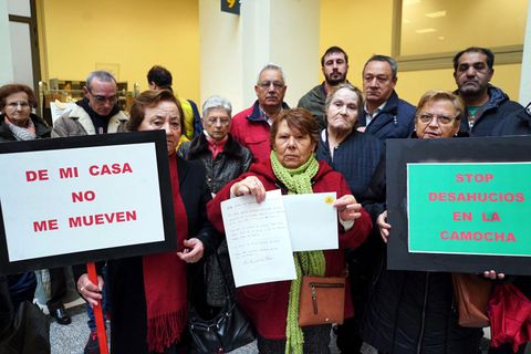 Afectados de La Camocha y vecinos en Correos, despus de entregar la carta certificada a la administracin concursal