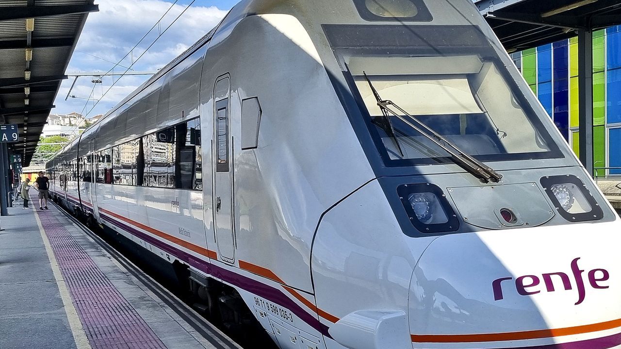 Un incendio próximo a las vías del tren obliga a interrumpir la línea durante unos minutos entre Vigo-Guixar y Redondela