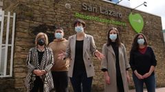Ana Pont�n y otras representantes del BNG en una comparecencia ante una residencia en Santiago este lunes
