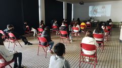 Aprendizaxe con misterio. Alumnos e docentes do instituto Isidro Parga Pondal de Carballo implic�ronse � hora de producir v�deos nos que, caracterizados segundo cada caso, dan pistas sobre persoeiros importantes da cultura galega. Un xeito diferente de aprender, divert�ndose, e con misterio. 