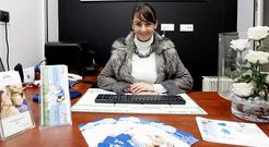 Natalia Escourido, desde Fe Seguros en Viveiro, reparte premios con la loter�a de Navidad del domingo.