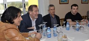 Zaira Rodr�guez y Rafael S�nchez con los representantes del sector tur�stico de la zona. 