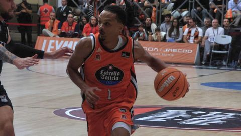 Alonzo Verge, con el bal�n, durante el partido ante el Bilbao.