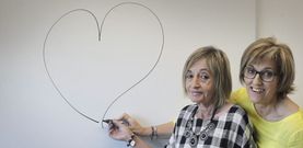 Elena Morado, profesora de Ingl�s, e Isabel Moreno, la conserje que le salv� la vida, trazan un coraz�n en la escuela de idiomas. 