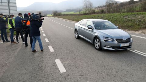 Coche que traslada a Urdangarin, a su salida de la prisi�n de �lava