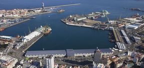 En primer plano, a la izquierda, los muelles de Bater�a y Calvo Sotelo que el Puerto quiere vender antes del 2017; en la esquina superior derecha, el muelle petrolero.