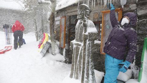 Como siempre, cientos de personas se acercaron a O Cebreiro a disfrutar de la nieve