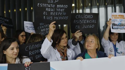 Concentraci�n de m�dicos, en el Complexo Hospitalario Universitario de A Coru�a (CHUAC), en A Coru�a.