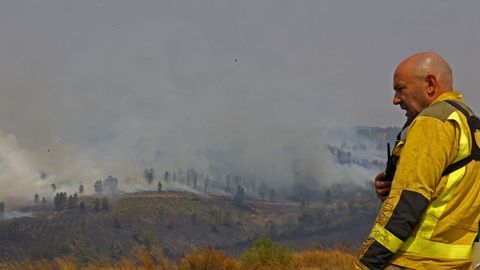 Agentes medioambientales controlan el fuego en Erosa, A Gudiña.