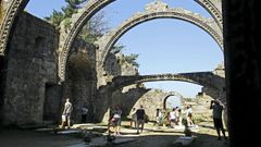 El camposanta de Santa Mari�a de Dozo y las ruinas de su iglesia, en Cambados, reciben estos d�as de agosto multitud de visitantes, como muestra esta foto tomada este viernes