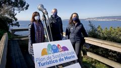 La concejala de Turismo, Cristina Acu�a, el vicepresidente de la Xunta, Alfonso Rueda, y la alcaldesa de Mar�n, Mar�a Ramallo, este s�bado, en el paseo de Portocelo