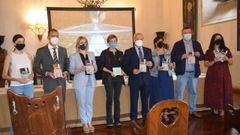 Tom�, en el centro junto a la directora de Turismo, en la presentaci�n de la gu�a en Santiago