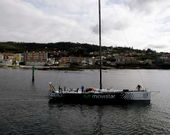 El Telef�nica abandon� el puerto de Sanxenxo ayer a media ma�ana camino de Vigo.