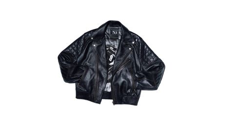 Craig McDean x Zara. Chaqueta de Cuero Biker. Chaqueta motera unisex de cuero negro con detalles clásicos: solapa con broches, cremalleras metálicas expuestas, acolchados y hebillas laterales. El forro de seda impresa lleva una fotografía de McDean, fusionando moda, fotografía y pasión motera.