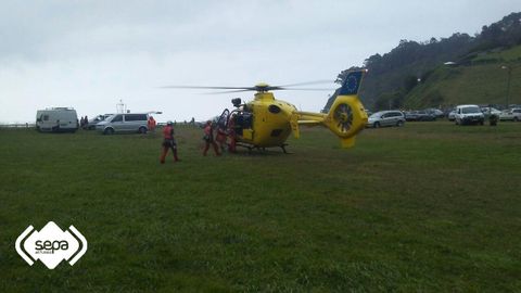 El Grupo de Rescate de Bomberos del Servicio de Emergencias del Principado de Asturias rescata el cuerpo sin vida de un parapentista en  playa Espa�a, Villaviciosa
