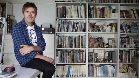 El autor Paco Roca en su estudio de Valencia.