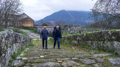 Jos� Manuel Baltar y C�sar Fern�ndez, en un tramo de la senda entre las termas de Prexigueiro y Ribadavia