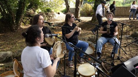 As pandeireteiras Bouba, durante a sesi�n verm� da Mui�ada