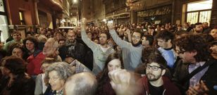 La calle Marqu�s de Pontejos abarrotada de gente celebrando el resultado obtenido por la Marea Atl�ntica. 