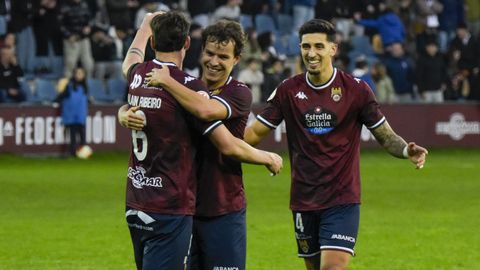 Los jugadores celebran la victoria del Pontevedra en el derbi