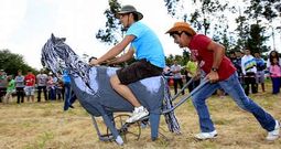 El peculiar caballo de El Zorro cautiv� a los espectadores por su espectacularidad y por las ca�das de sus peculiares jinetes.