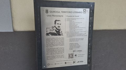 A estela foi instalada xunto ao edificio dos antigos almacéns El Derroche, onde Uxío Novoneyra agardaba polo autobús de liña