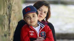 Marina Caparr�s y su hijo Santiago. Ambos tienen autismo, pero ella lo descubri� con 44 a�os, despu�s de que su hijo recibiese el diagn�stico.
