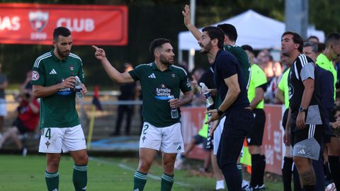 Jugadores del Racing de Ferrol junto a Javi V&aacute;zquez en en partido contra el Arenas